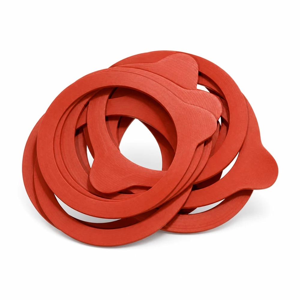Anel de conservação de borracha natural RR100 Stapel roter Naturgummi-Einkochringe RR100 vor weißem Hintergrund zeigt hochwertige Qualität und Flexibilität