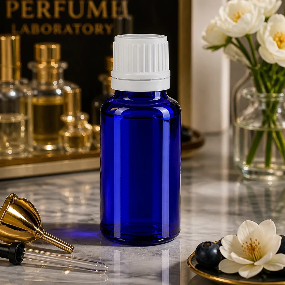 Frasco de farmácia azul cobalto de 20 ml com tampa de segurança branca no laboratório de perfumes