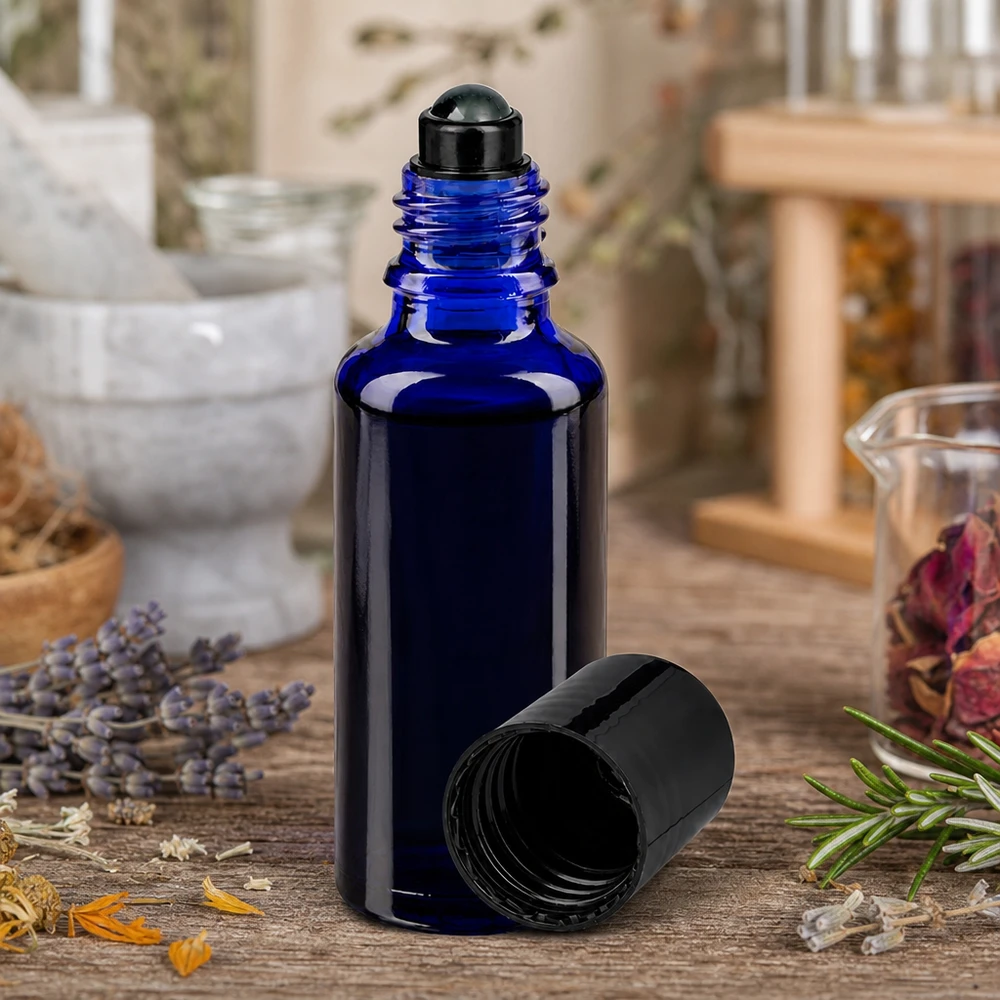 Frasco de farmácia azul 30ml com tampa de rosca preta Frasco ApoGlas azul cobalto de 30 ml com aplicador roll-on preto, entre ervas secas