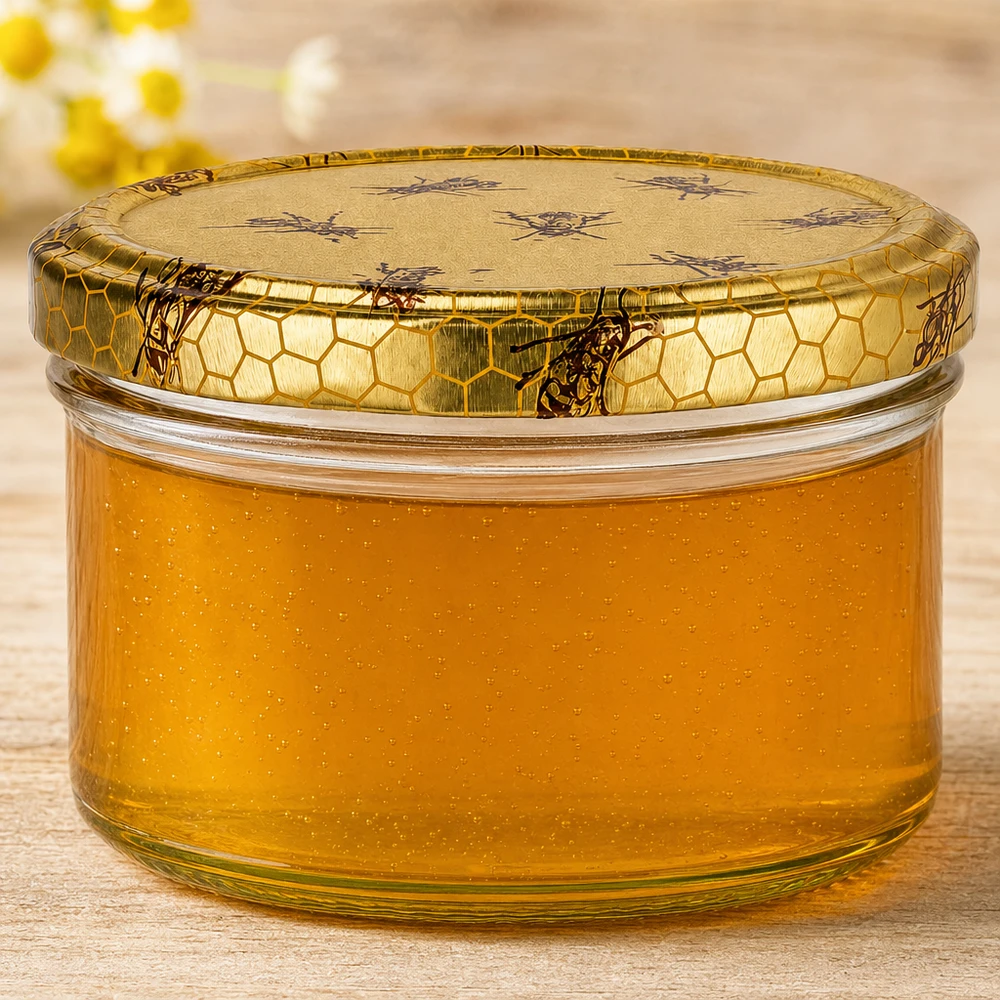 300g Honigglas mit Bienenwabe Deckel BasicSeal UNiTWIST Frasco de mel de 300 g com mel amarelo dourado e tampa em forma de favo de mel, grande plano da estrutura do frasco e da consistência do mel
