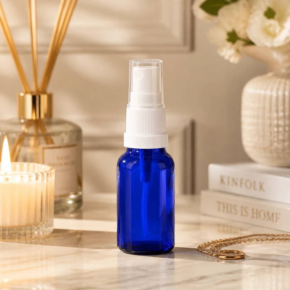 Frasco spray de 10ml branco/tampa standard transparente BlueLine UT18/10 Frasco de spray compacto de 10 ml em azul-cobalto com acessório de spray branco para utilização móvel