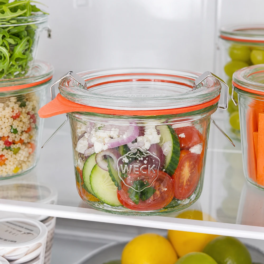 Os copos WECK de 80 ml RR60 no frigorífico com salada fresca mostram que é prático guardar alimentos