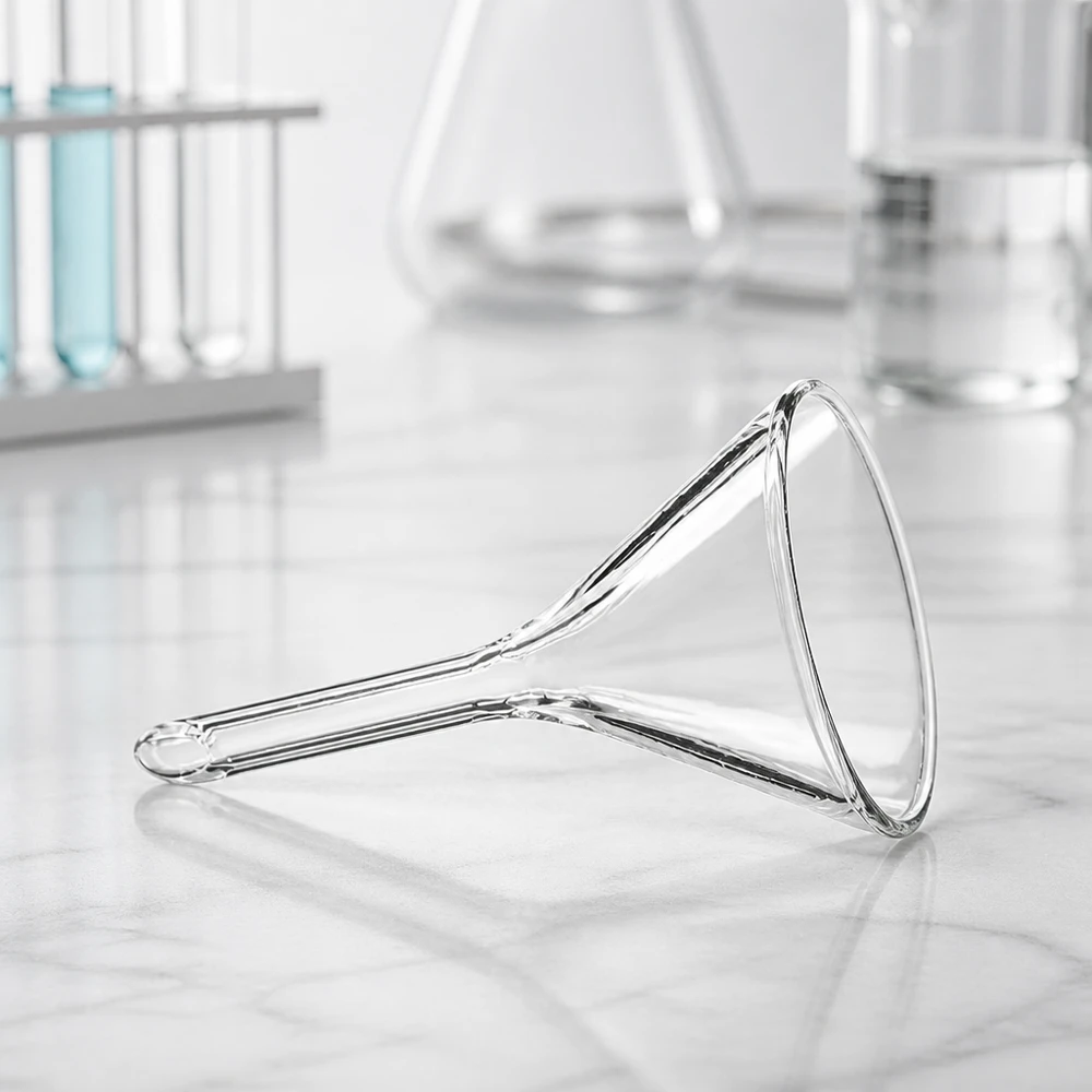 Funil ø30mm cal sodada, ângulo 60°, estilo curto Funil de laboratório compacto em vidro de cal sodada com abertura de 30 mm e pega curta prática para fácil manuseamento