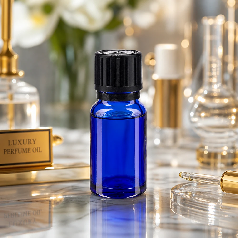 Frasco conta-gotas de 10 ml em azul cobalto com tampa KiSi, numa apresentação de luxo para óleo de perfume sobre mármore