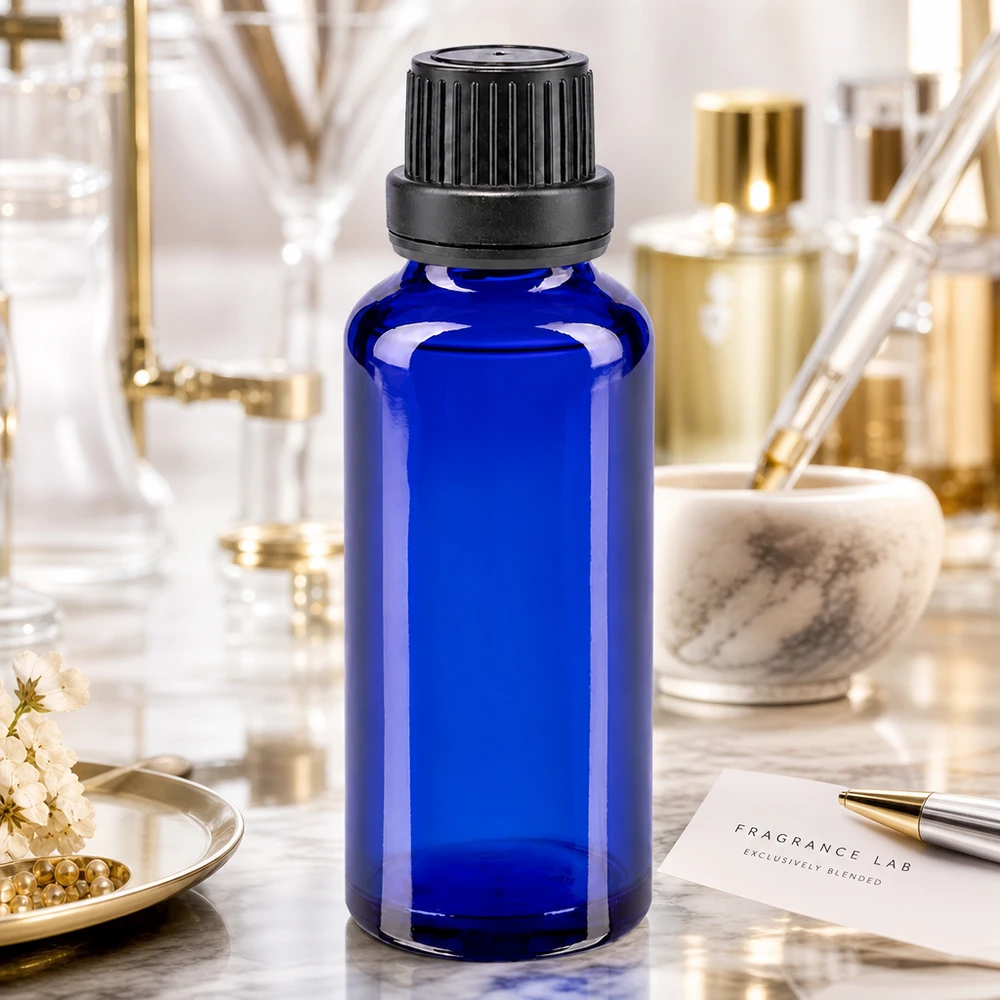 Frasco de farmácia de 30 ml em vidro azul com tampa de rosca à prova de crianças, num ambiente de laboratório de perfumes
