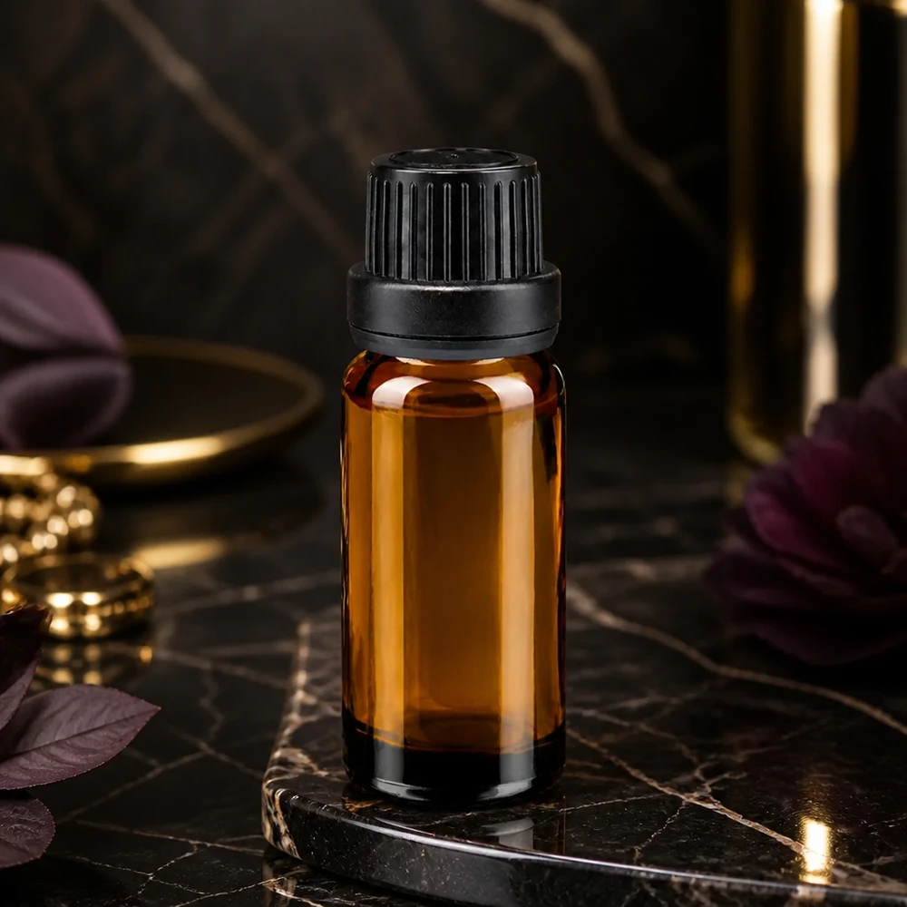 Frasco de vidro castanho de 10 ml com tampa de segurança para crianças preta sobre mármore preto