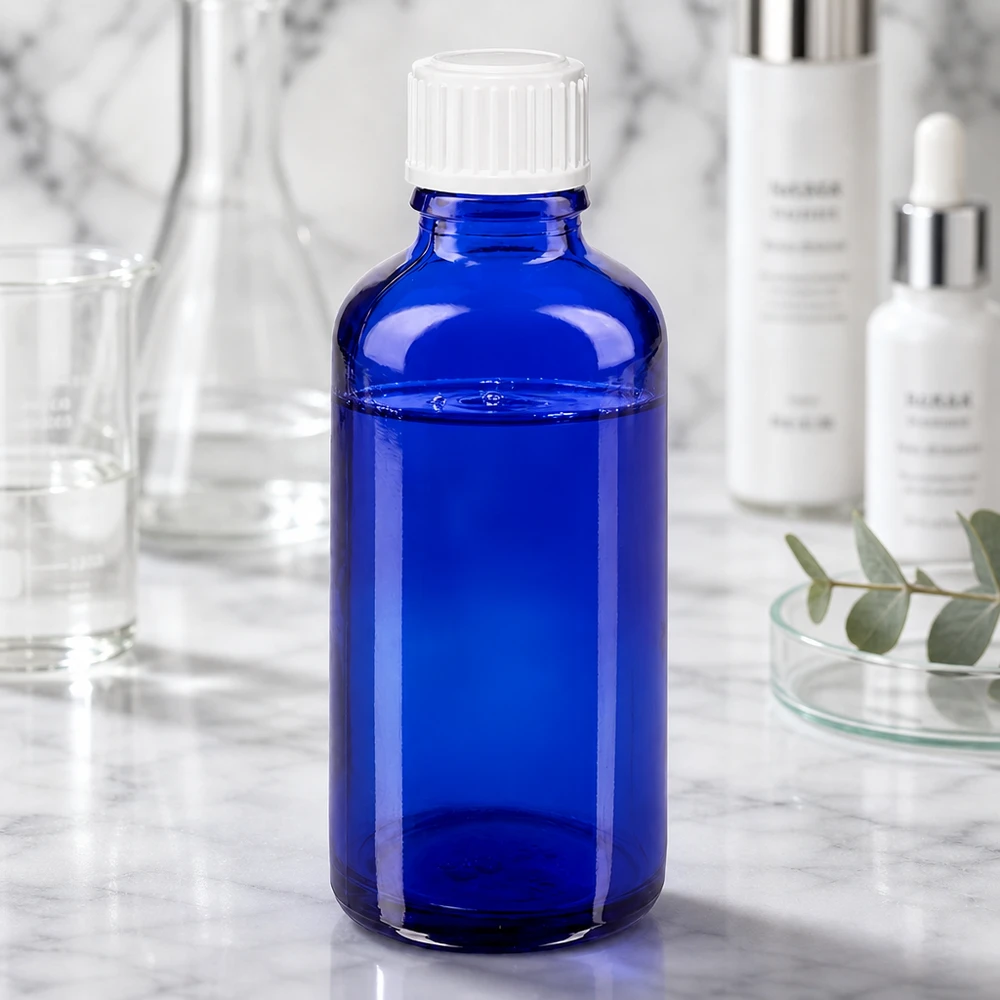 Frasco conta-gotas ApoGlas azul de 50 ml com tampa branca, entre o equipamento de laboratório e os produtos cosméticos