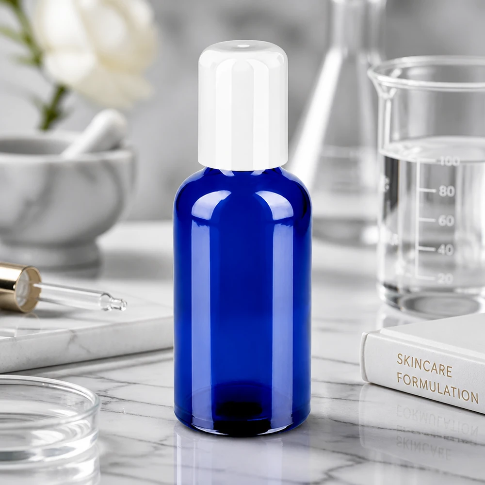 Frasco roll-on compacto de 50 ml em elegante azul-cobalto para aplicação móvel de sérum e cuidados da pele