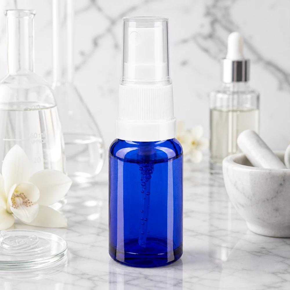 Frasco pulverizador de 10 ml em vidro de farmácia azul com pulverizador branco sobre fundo de mármore, em estilo de laboratório