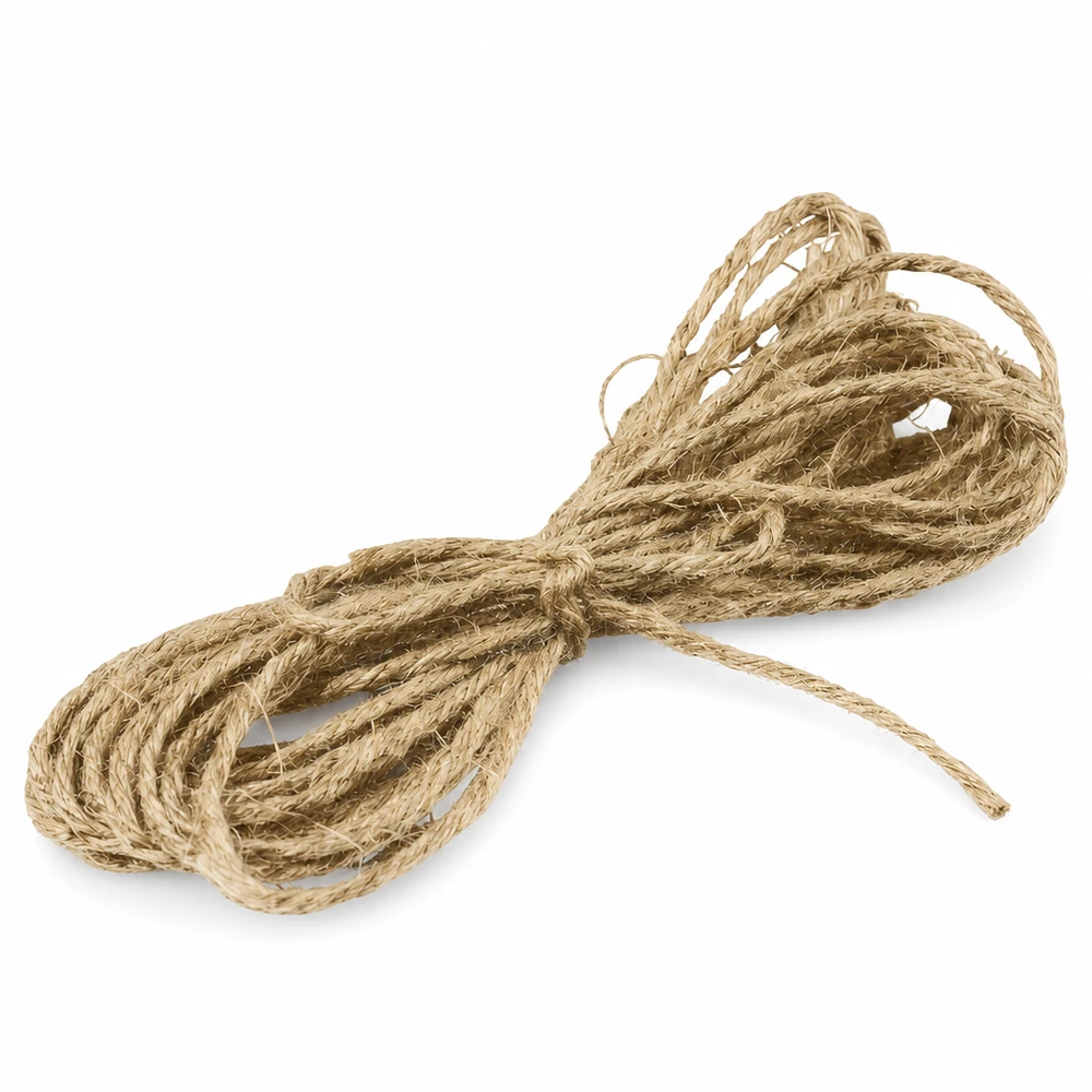 Cordão de juta natural com 300 cm de comprimento para decoração, enrolado e atado com nós sobre um fundo branco