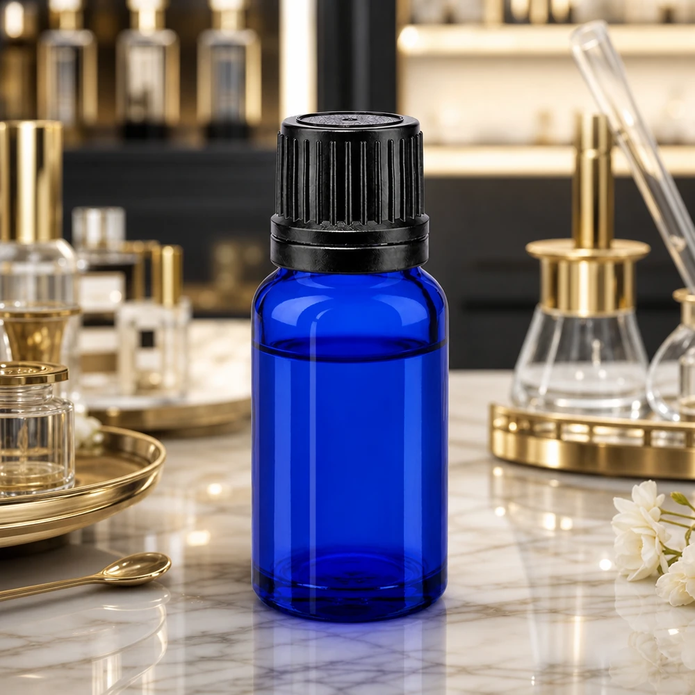 Frasco de farmácia azul 10ml tampa de rosca preta anel de vazamento fecho inviolável Frasco de farmácia azul de 10 ml com tampa preta sobre fundo de mármore, entre utensílios de laboratório dourados
