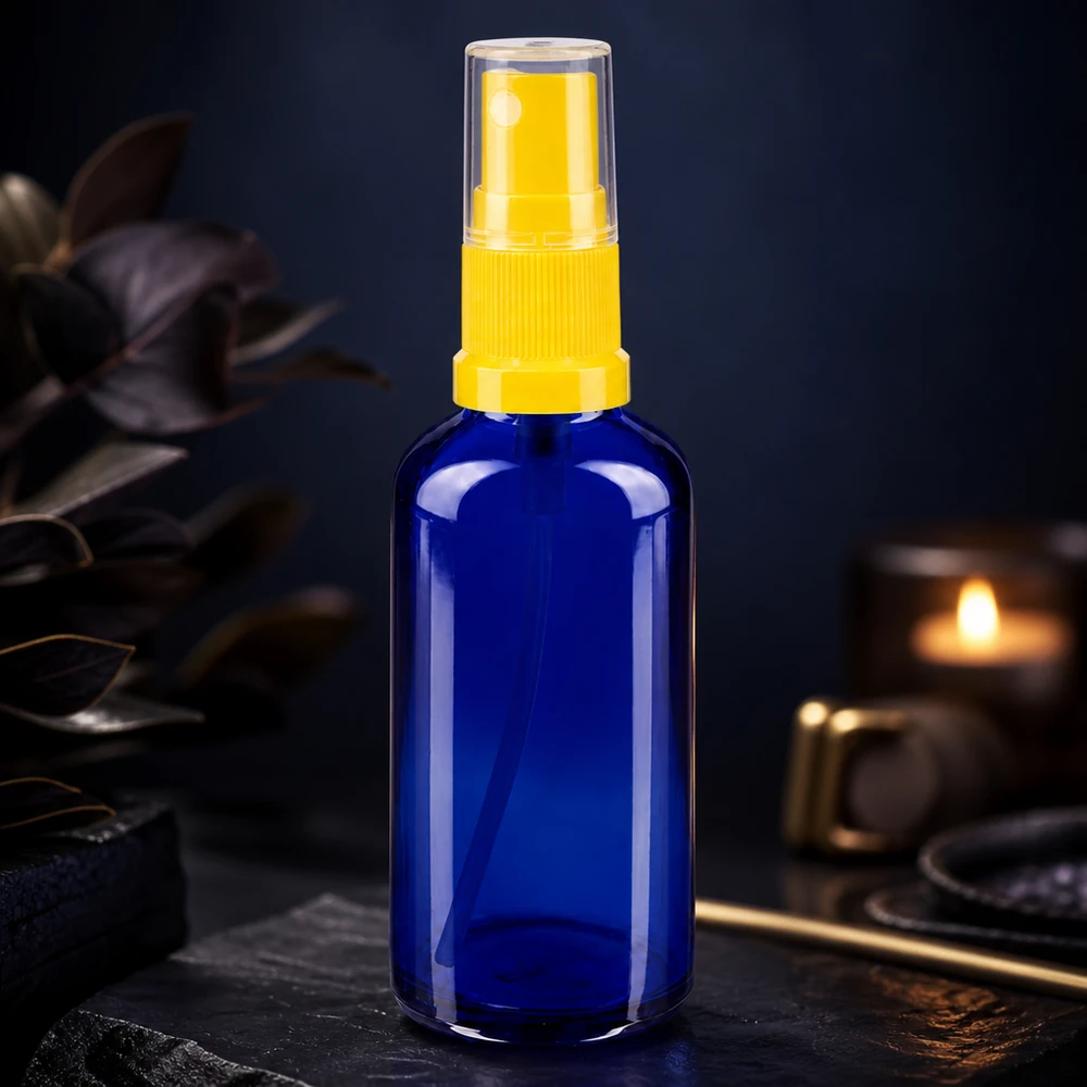 Frasco de farmácia azul 50ml spray top amarelo Frasco de vidro azul de farmácia com pulverizador, de 50 ml, com pulverizador amarelo, sobre um fundo escuro