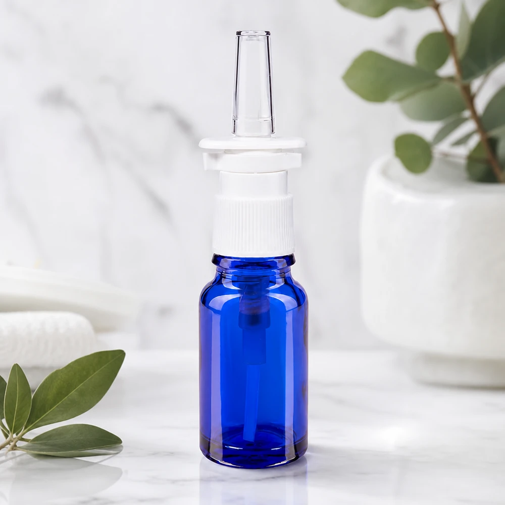 Frasco de vidro azul cobalto de 10 ml com bico pulverizador nasal ergonómico na cor branca