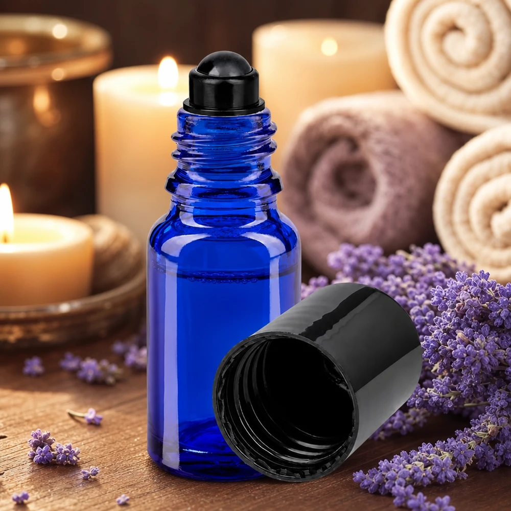 Frasco de farmácia azul 10ml tampa roll-on preta Frasco roll-on ApoGlas azul de 10 ml com lavanda e velas num ambiente relaxante de spa