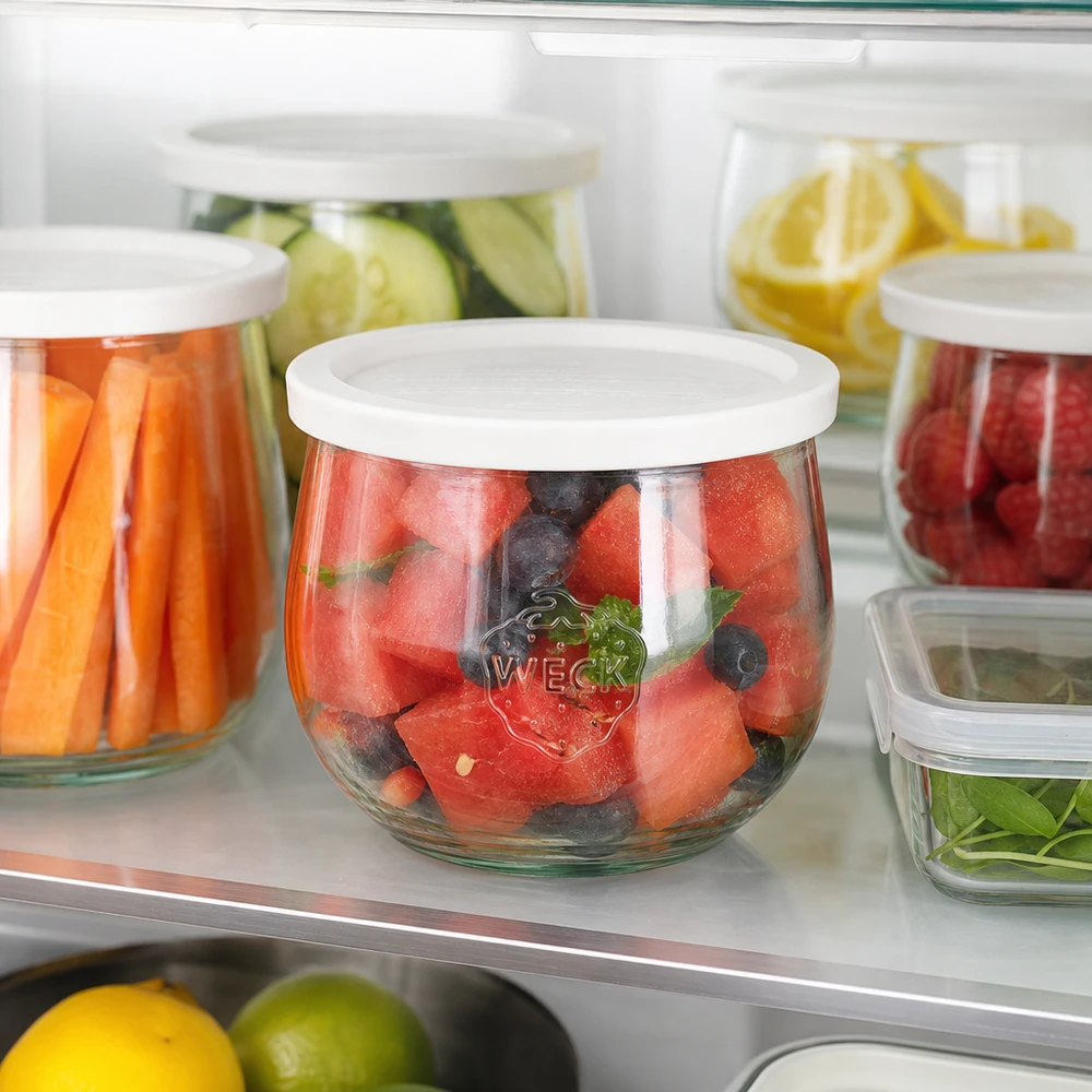 Frasco tulipa de 580ml com tampa WECK RR100 Frasco tulipa WECK de 580 ml RR100 no frigorífico com salada de fruta feita de melancia e bagas como solução de preparação de refeições frescas