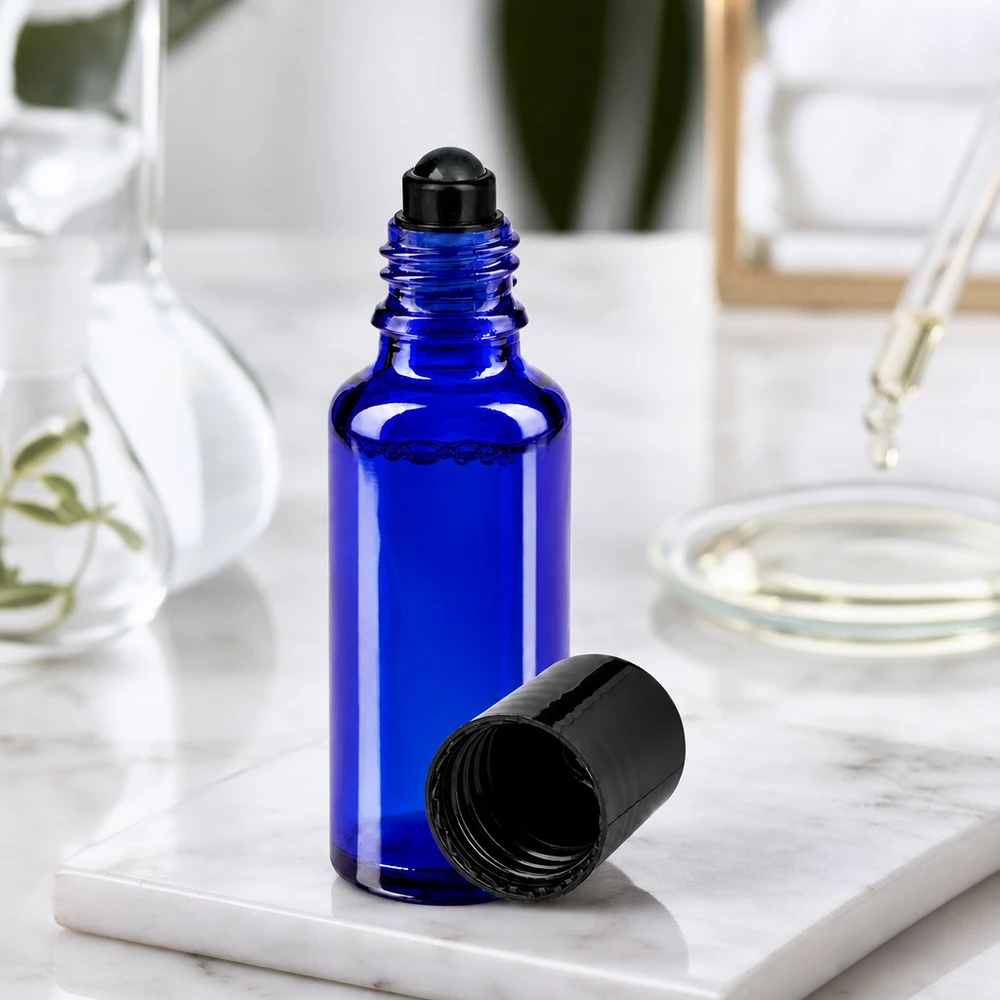 Frasco de farmácia azul 30ml com tampa de rosca preta Frasco de vidro azul cobalto de 30 ml com aplicador roll-on preto e tampa de rosca removível