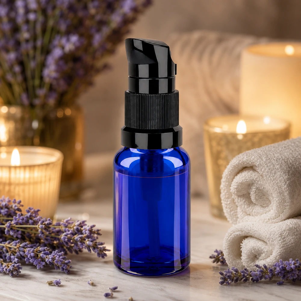 Pequeno frasco doseador de 10 ml em azul profundo com doseador preto para uma dosagem precisa BlueLine UT18/10