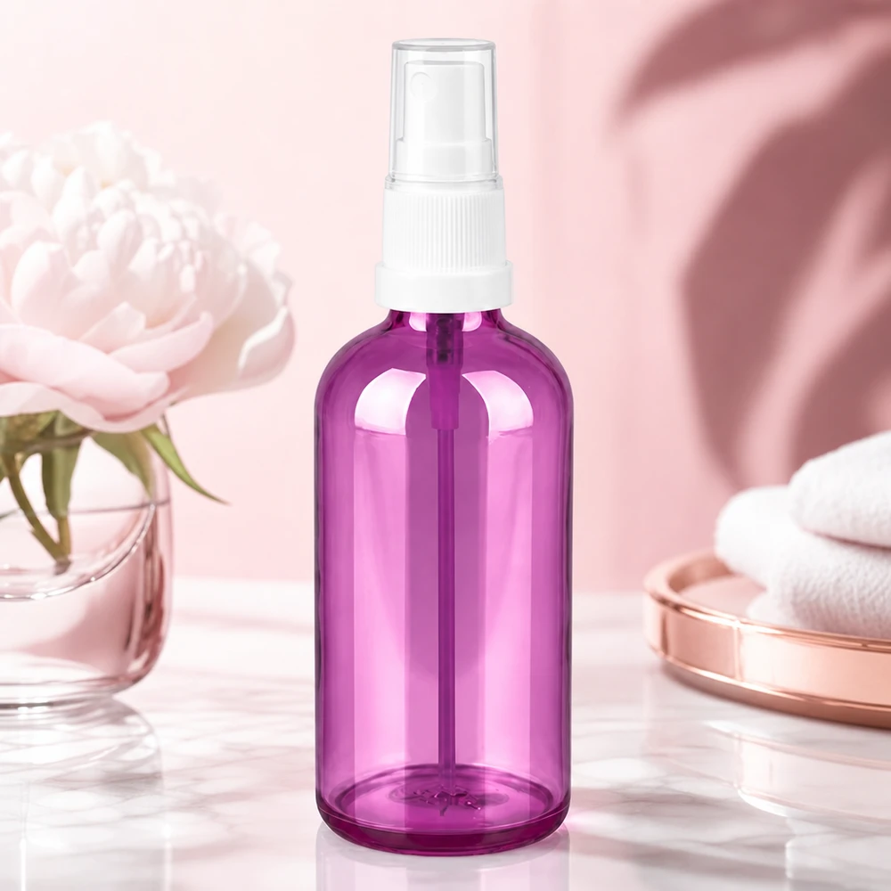 Frasco de spray de 100 ml branco/transparente Standard PurpleLine UT18/100 Frasco de spray de 100 ml fabricado em plástico transparente de alta qualidade numa elegante cor púrpura