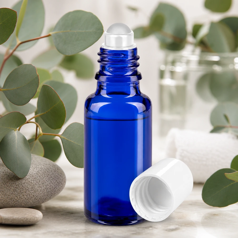 Frasco de farmácia azul 20ml tampa roll-on branca Frasco azul de 20 ml com aplicador de rolo, em vidro de farmácia, com ramos de eucalipto e pedras naturais