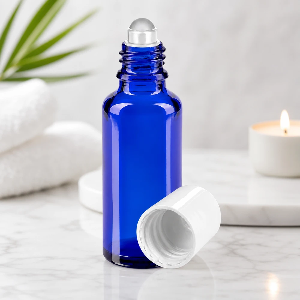 Frasco azul de 30 ml com aplicador roll-on, em vidro com proteção UV, com tampa branca padrão para óleos essenciais