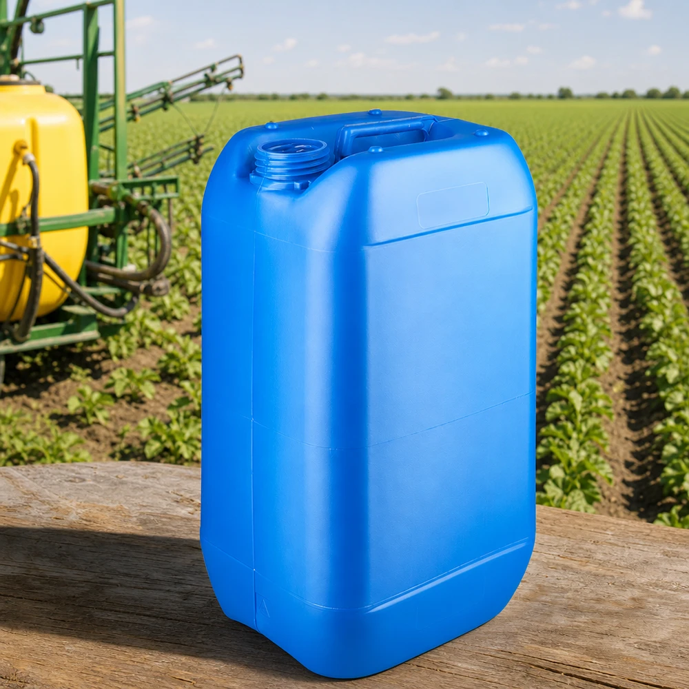 Recipiente azul de 15 litros sem tampa, em frente a um campo agrícola com um pulverizador agrícola
