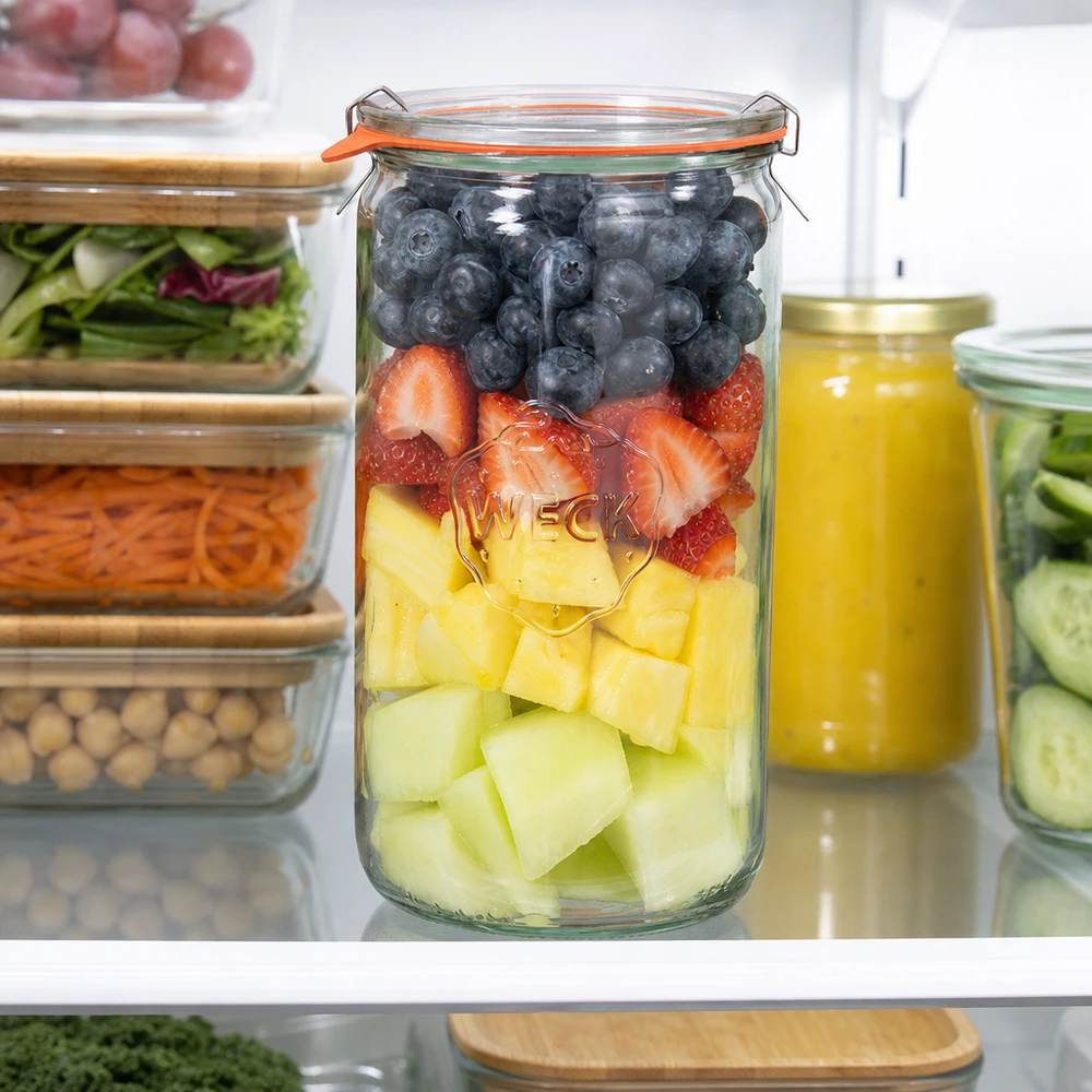 Frasco cilíndrico WECK 1590ml RR100 no frigorífico com salada de frutas mirtilos morangos ananás melão Preparação de refeições