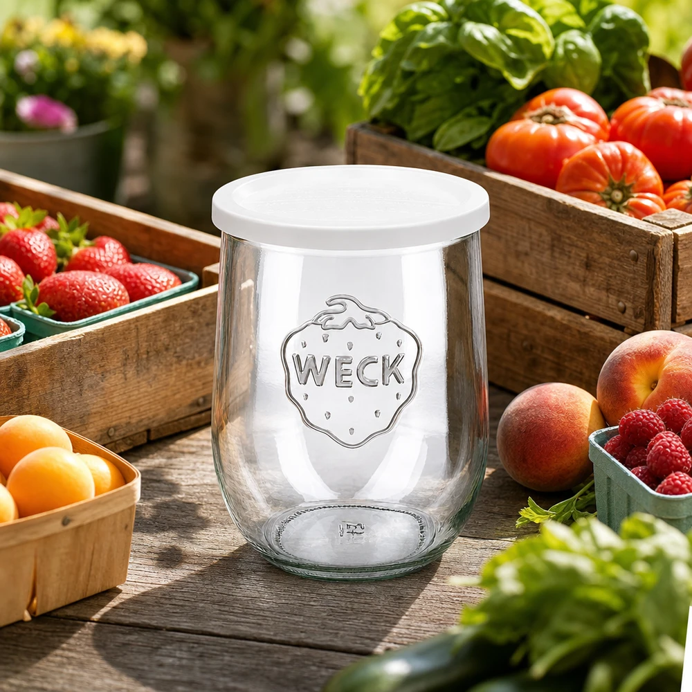 Frasco tulipa WECK 1062ml com tampa de frescura decorado entre frutas e legumes frescos numa mesa de madeira ao ar livre