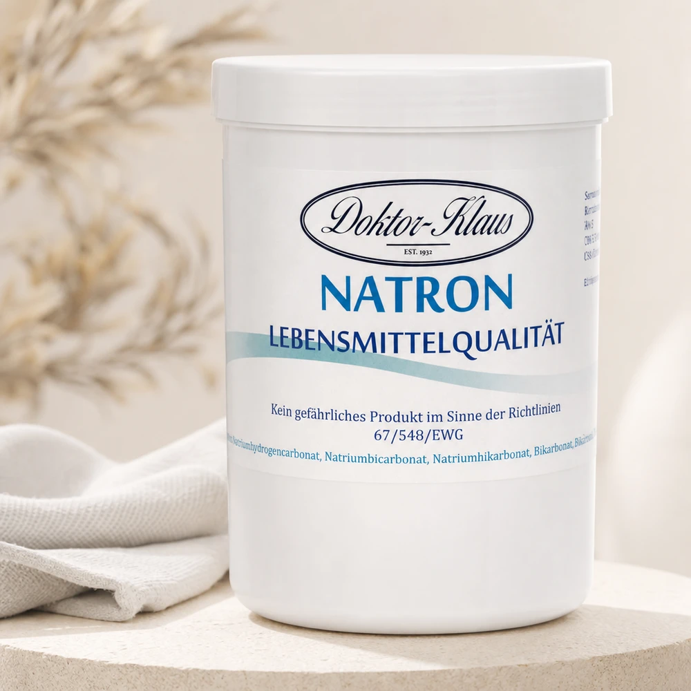 Bicarbonato de sódio 1kg Doktor-Klaus Doktor Klaus Natron 1kg mit luftdichtem Verschluss neben naturfarbenem Geschirrtuch
