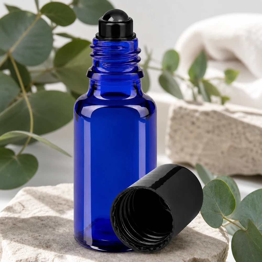 Frasco de farmácia azul 20ml tampa roll-on preto Frasco de vidro de farmácia azul de 20 ml com aplicador de bola preta e tampa aberta