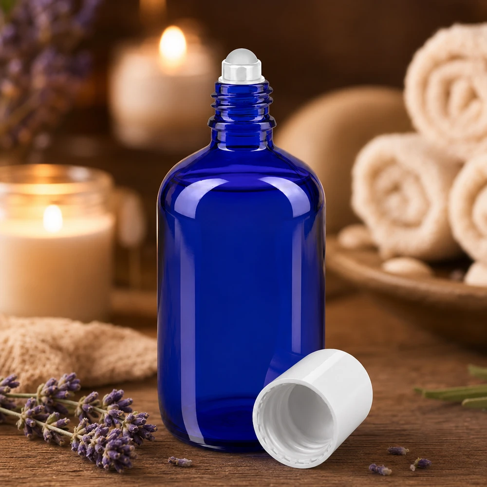 Frasco de vidro de farmácia azul de 100 ml com aplicador roll-on e tampa branca, num cenário relaxante de spa