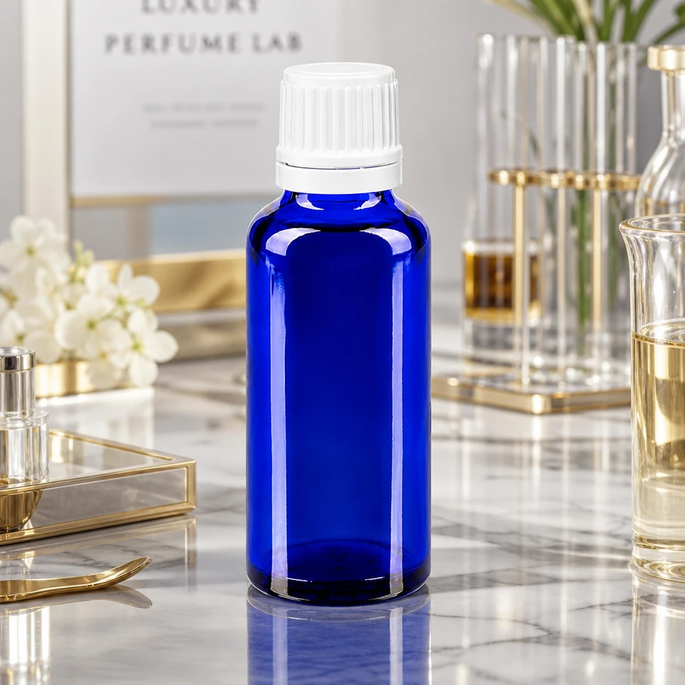 Frasco de farmácia azul cobalto de 30 ml com tampa original branca, no ambiente do Luxury Perfume Lab