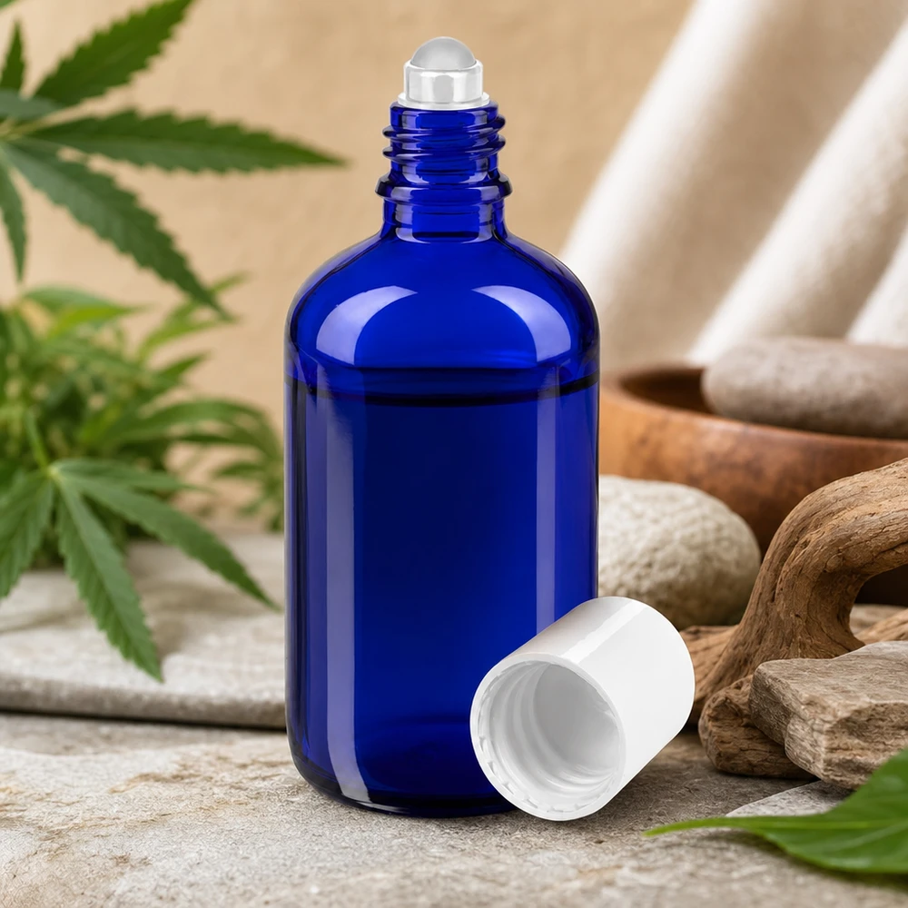 Frasco de vidro de farmácia azul de 100 ml com aplicador roll-on, com pedras naturais e folhas de canábis