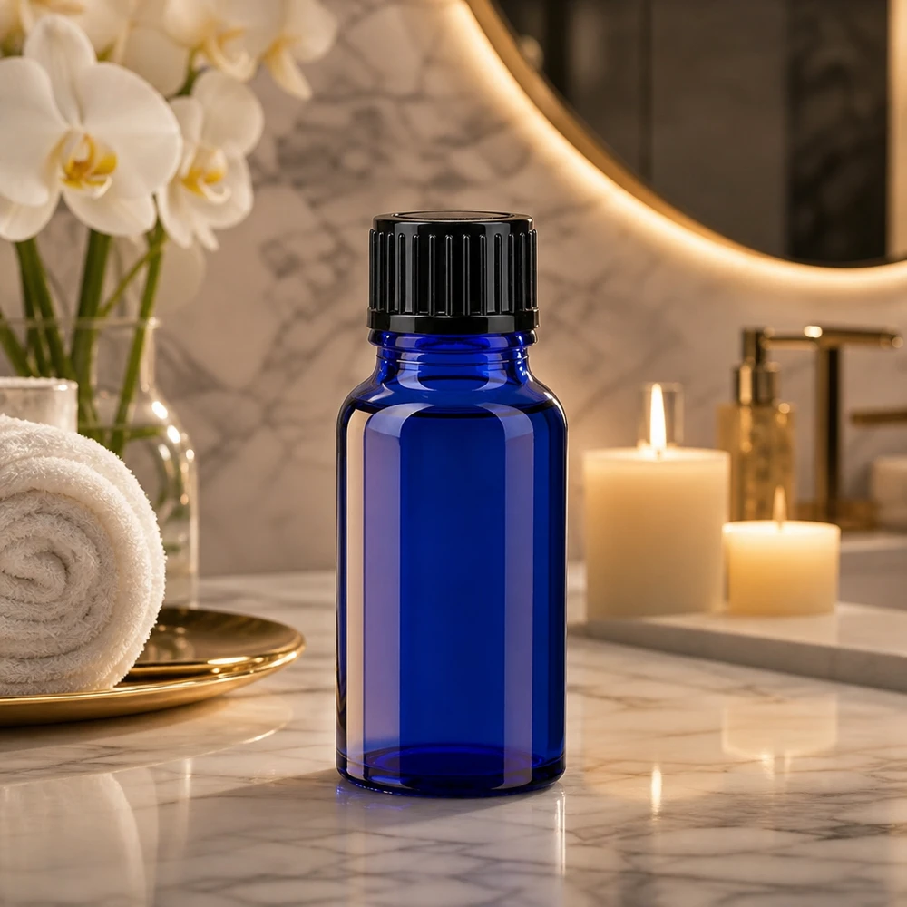 Frasco de farmácia azul-real de 10 ml com tampa preta de 11 mm sobre um elegante fundo de mármore