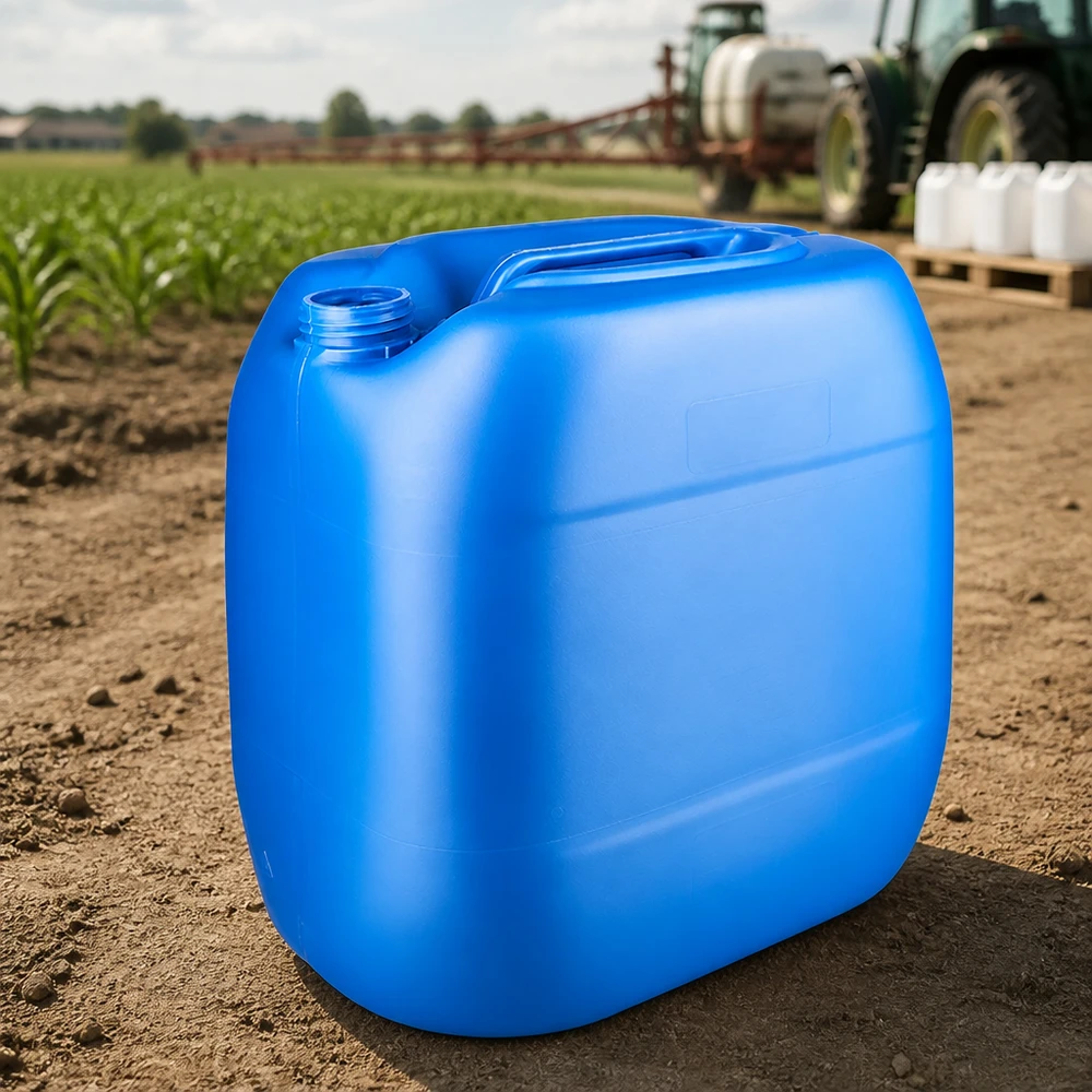 Recipiente azul de 30 litros sem tampa num campo, ao lado de um trator agrícola
