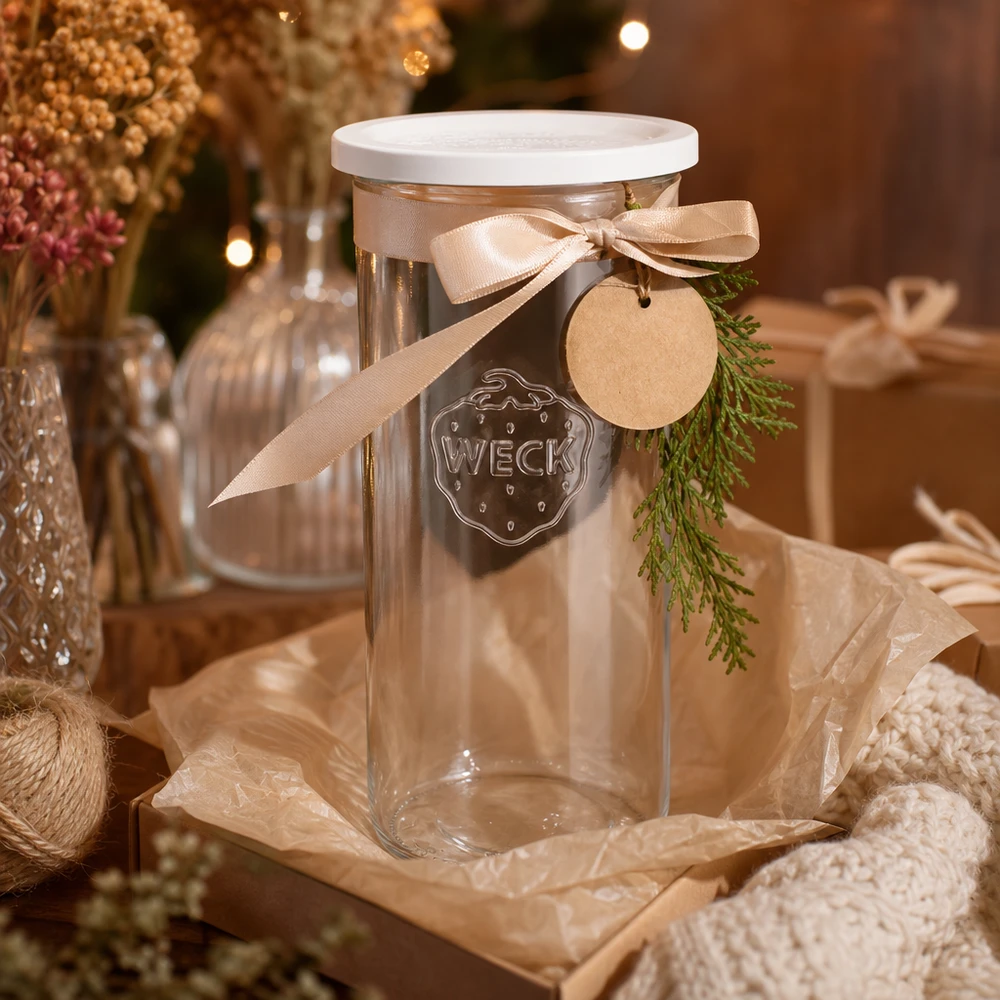 Copos WECK 1500ml RR100 decorados para o Natal com um pendente em forma de laço e um ramo de abeto como ideia de presente