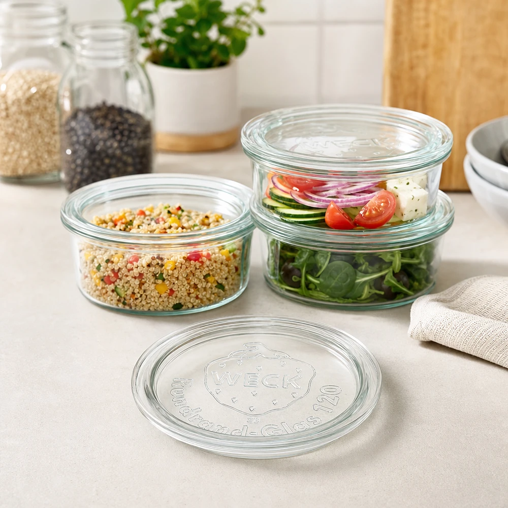 Tampa de vidro WECK RR120 WECK Glasdeckel RR120 in moderner Küche mit gefüllten Vorratsgläsern für Salat Quinoa und frische Zutaten