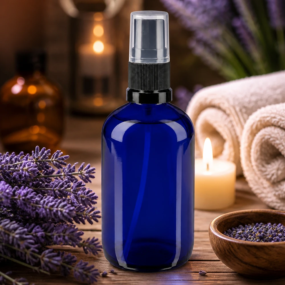 Frasco de spray azul de 100 ml, tipo farmácia, com lavanda e velas num ambiente de spa