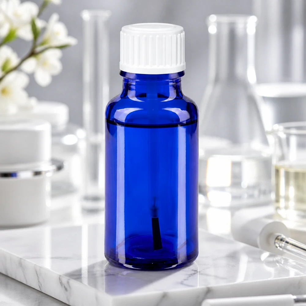 Frasco de farmácia de 20 ml, de vidro azul com tampa de rosca branca, num ambiente de laboratório