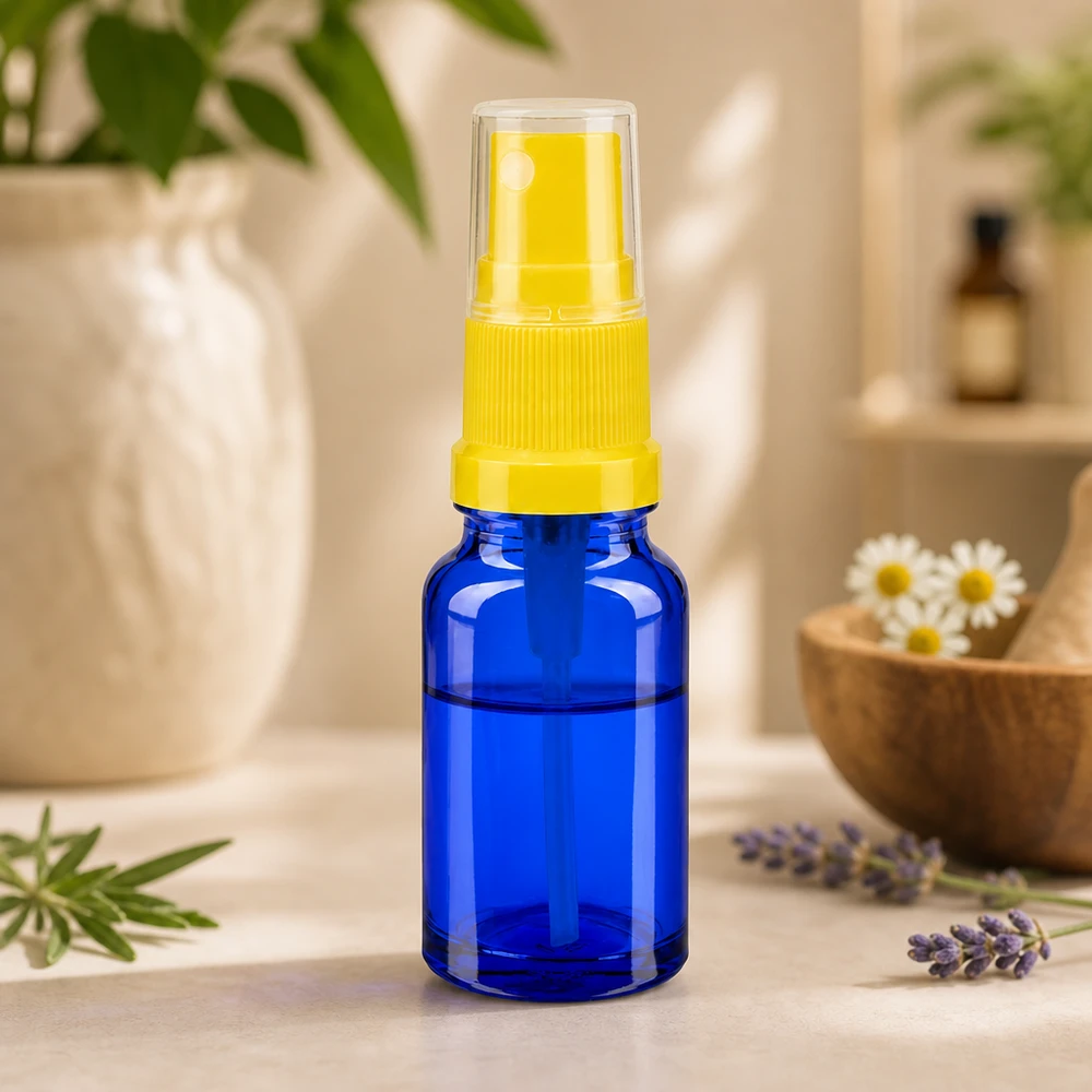 Frasco de spray de vidro compacto de 10 ml em azul com bomba de pulverização amarela para produtos de cuidados naturais BlueLine