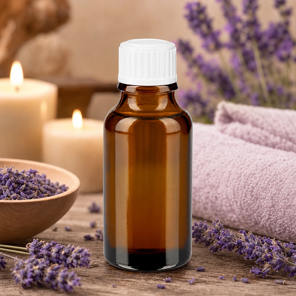 Frasco conta-gotas castanho de 20 ml, de vidro de farmácia, com tampa branca, rodeado por flores de lavanda e velas