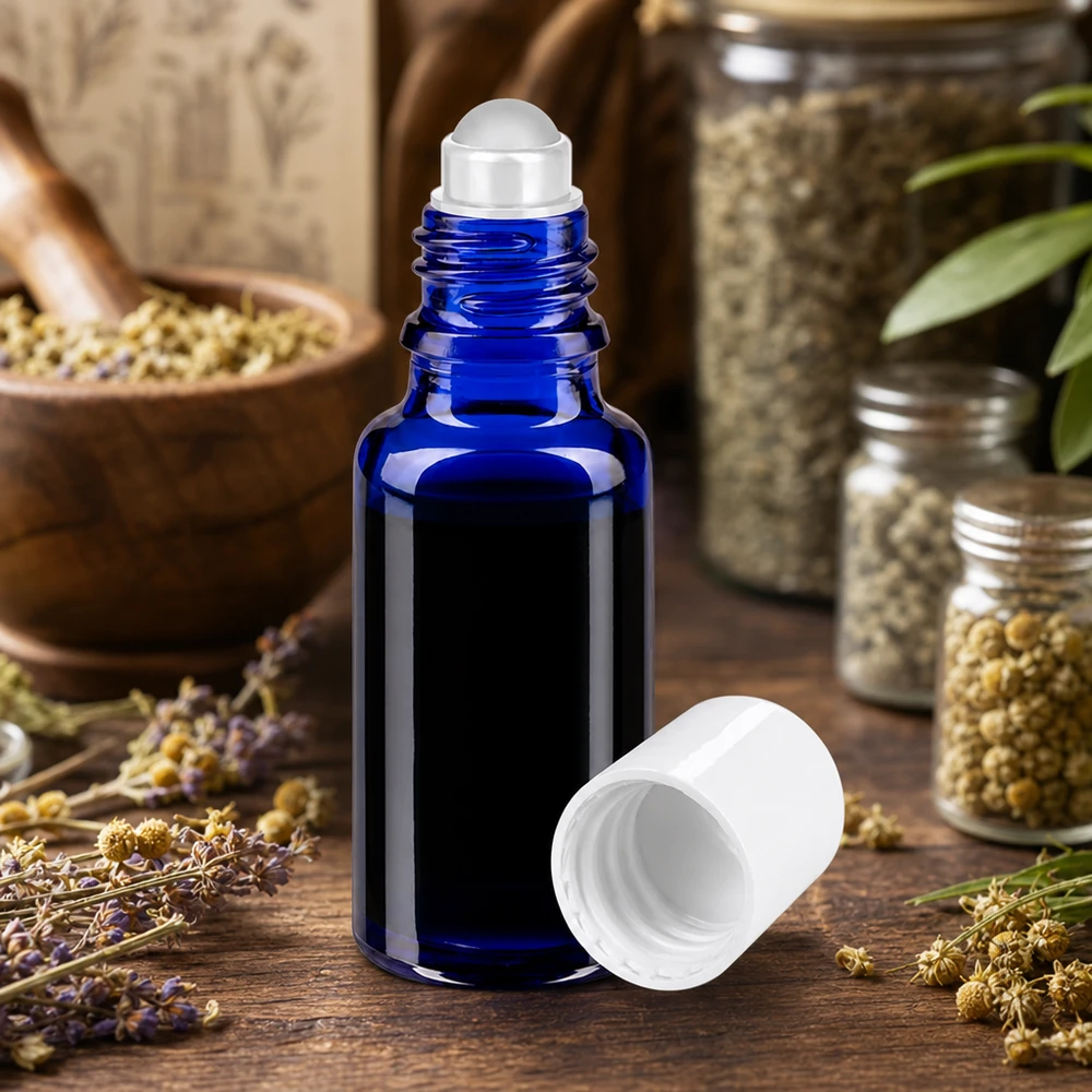 Frasco de vidro de farmácia azul de 20 ml com aplicador roll-on e tampa de rosca branca, entre a lavanda e as ervas aromáticas