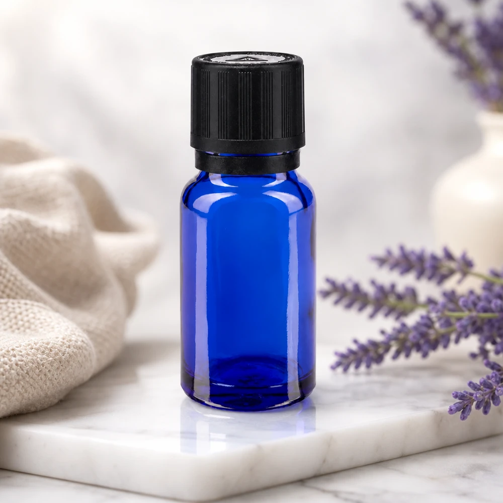Frasco de farmácia azul 10ml tampa conta-gotas anel de vazamento 1mm preto fecho de segurança para crianças símbolo de aviso cego fecho inviolável Frasco conta-gotas azul de 10 ml com tampa KiSi preta, ao lado de flores de lavanda roxas sobre uma placa de mármore