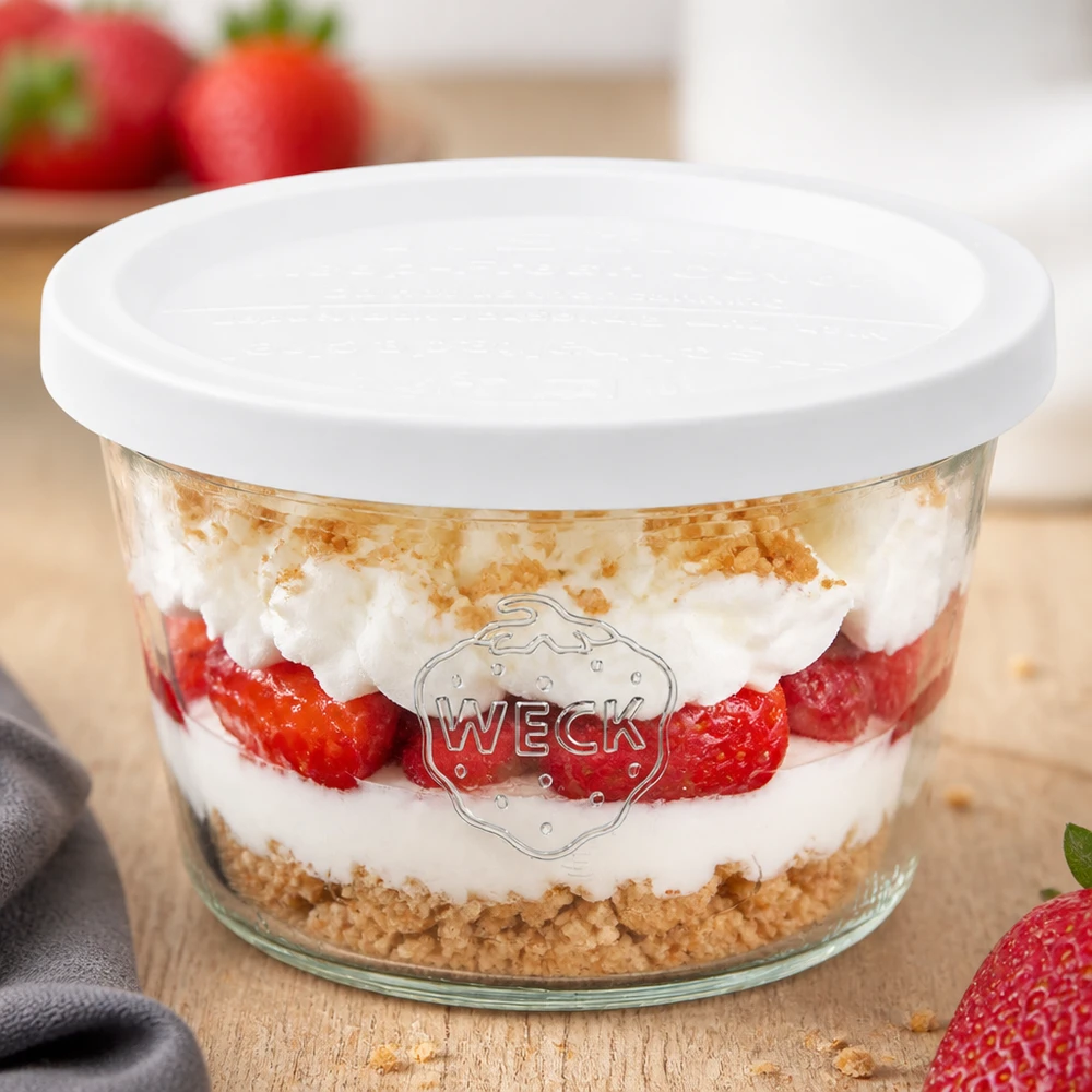 Frasco de vidro de 370 ml com tampa de conservação WECK RR100 Frasco de vidro WECK 370ml RR100 com sobremesa de morango e natas e base de biscoitos de graham como sobremesa em camadas com tampa branca
