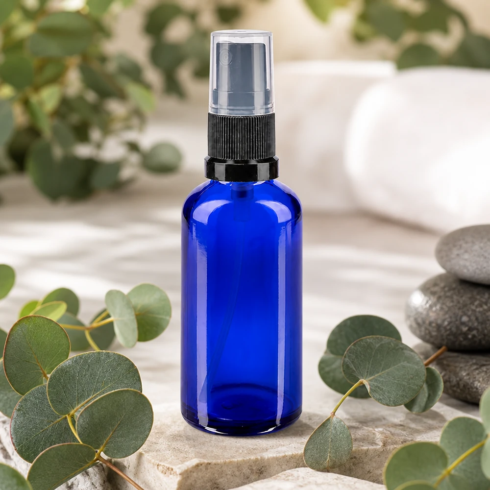 Frasco de spray de farmácia azul cobalto de 50 ml com pulverizador preto sobre pedra natural