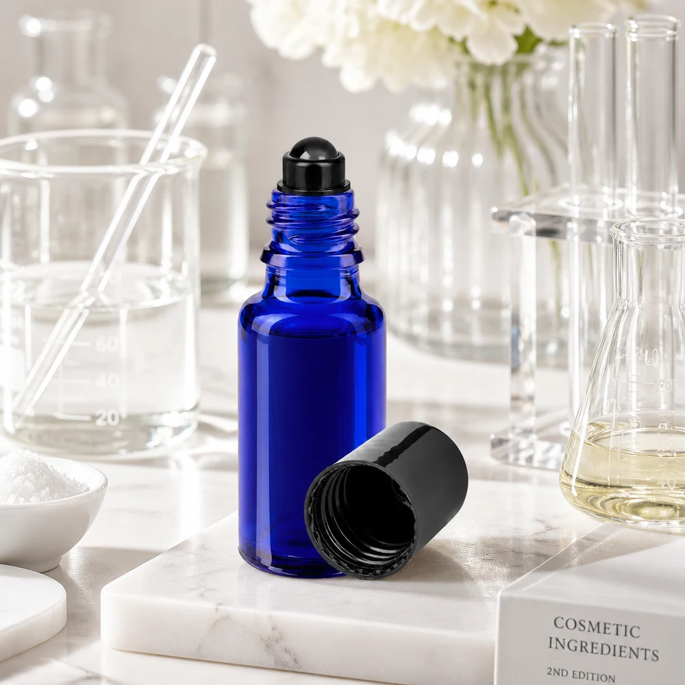 Frasco de farmácia azul 20ml tampa roll-on preto Frasco roll-on aberto de 20 ml, azul com tampa preta, sobre uma base de mármore