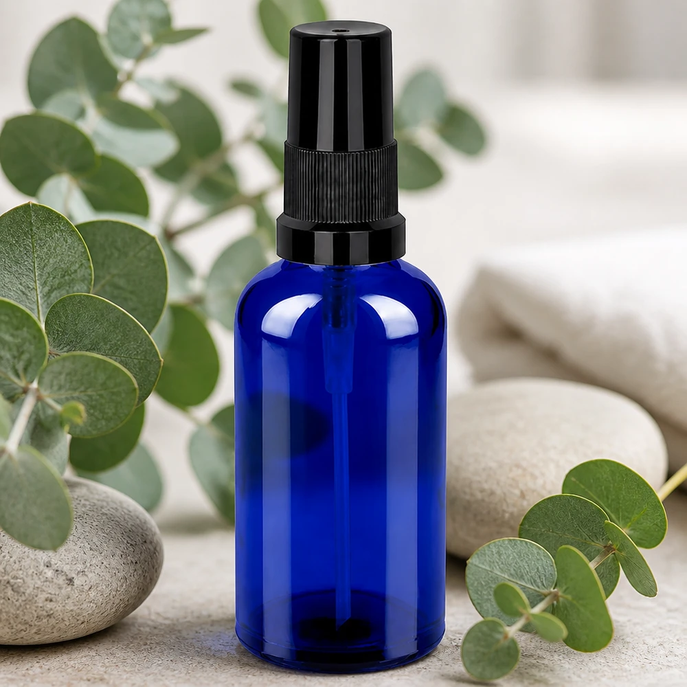 Frasco spray preto de 50ml com tampa standard BlueLine UT18/50 Frasco de spray de 50 ml em vidro azul de alta qualidade com cabeça de spray preta robusta para aromaterapia