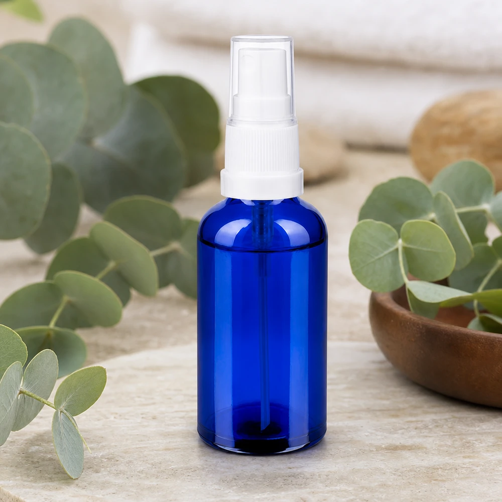 Frasco spray de 50ml branco/tampa standard transparente BlueLine UT18/50 Frasco de spray compacto de 50 ml em elegante azul-cobalto para aplicação móvel de produtos de cuidados da pele
