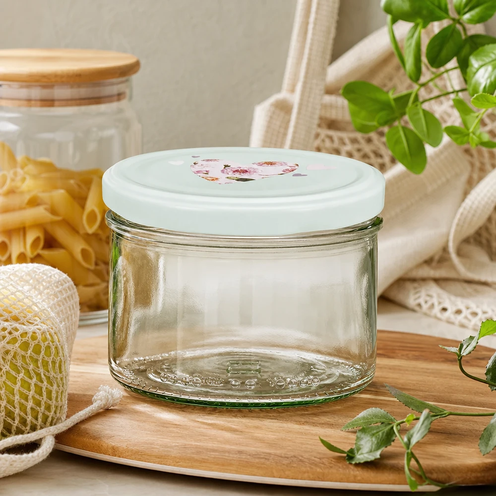 Frasco cilíndrico de 230 ml com tampa BasicSeal coração de menta vazio num tabuleiro de madeira com saco de juta para massa e plantas verdes