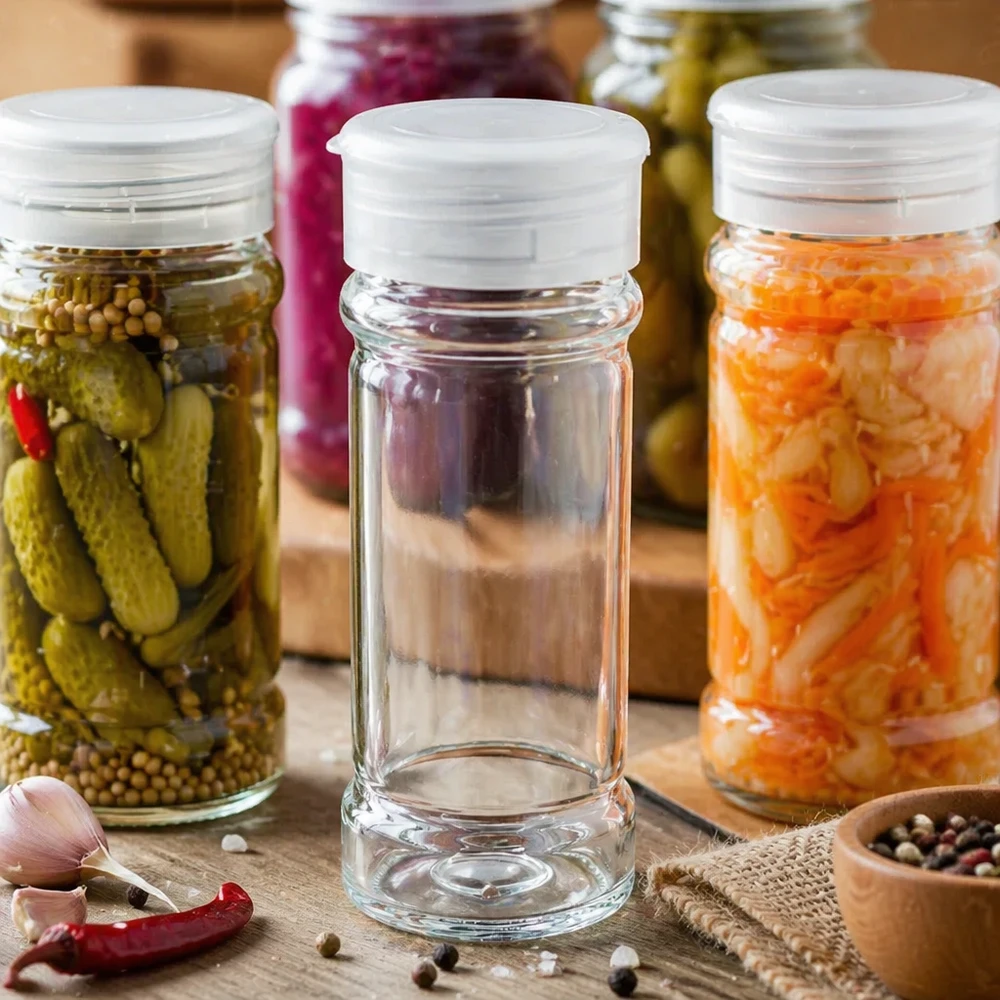 Frasco para sal/especiarias de 100 ml com espalhador, branco Frasco para sal e especiarias de 100 ml com tampa branca com bico dosador, entre legumes em conserva e pepinos