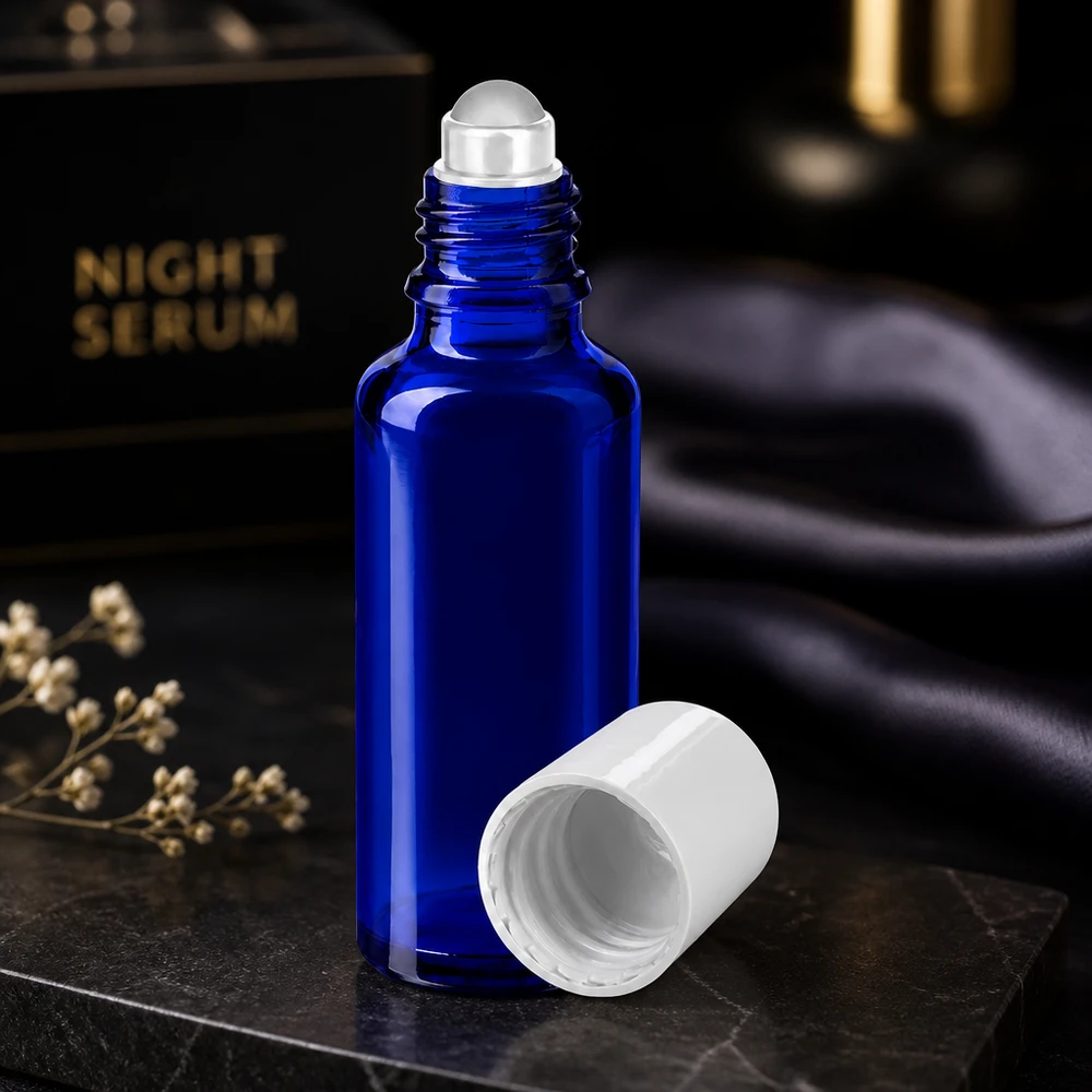 Frasco de vidro azul cobalto de 30 ml com aplicador roll-on e tampa branca para sérum noturno
